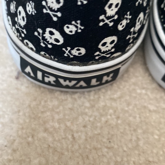 NWOT Airwalk 86 B/W Canvas Skull & Crossbones Platform Flats - Picture 4 of 5